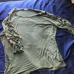 3/4 sleeve green t-shirt